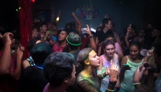 Vaccinarsi in disco - AllaDiscoteca